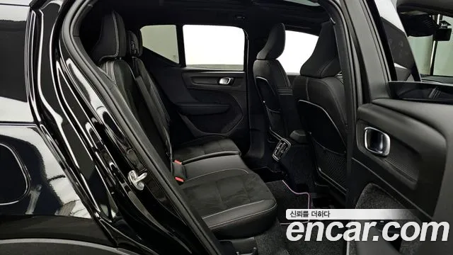 Вольво XC40 B4 Black Edition — Фото автомобиля 10