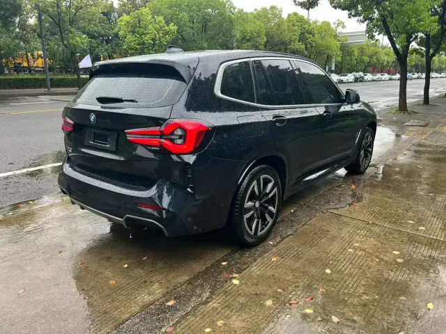 BMW iX3 — Фото автомобиля 4