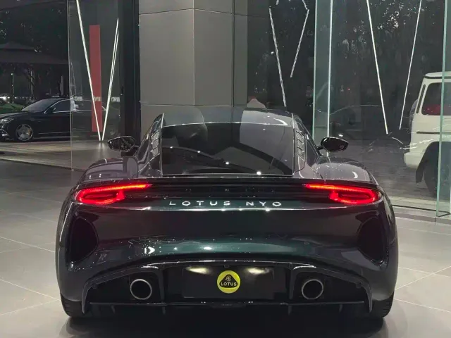 Lotus Emira — Фото автомобиля 3