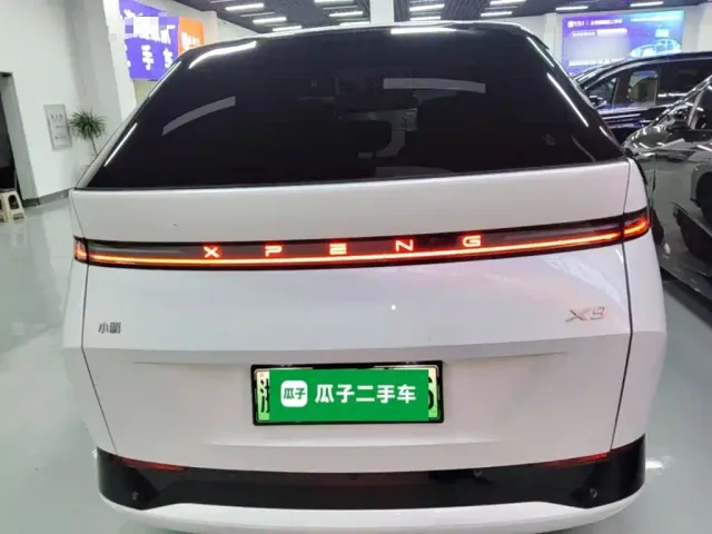 Xpeng X9 — Фото автомобиля 5