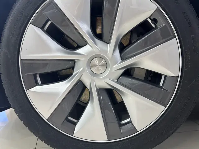 Tesla Model Y — Фото автомобиля 14