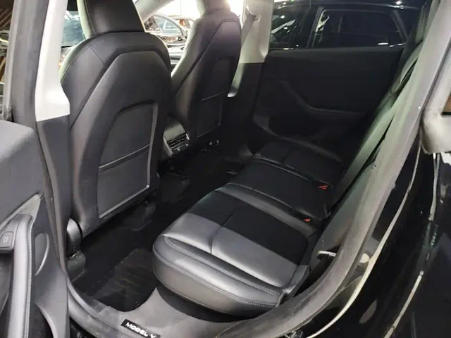 Tesla Model Y — Фото автомобиля 16