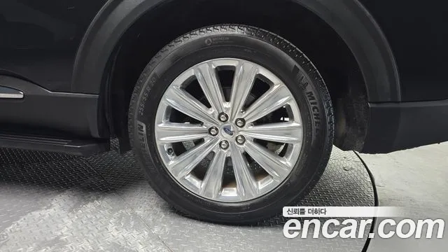 Ford Explorer — Фото автомобиля 5