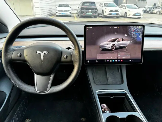 Tesla Model 3 — Фото автомобиля 9