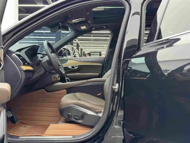 Volvo XC90 — Фото автомобиля 8