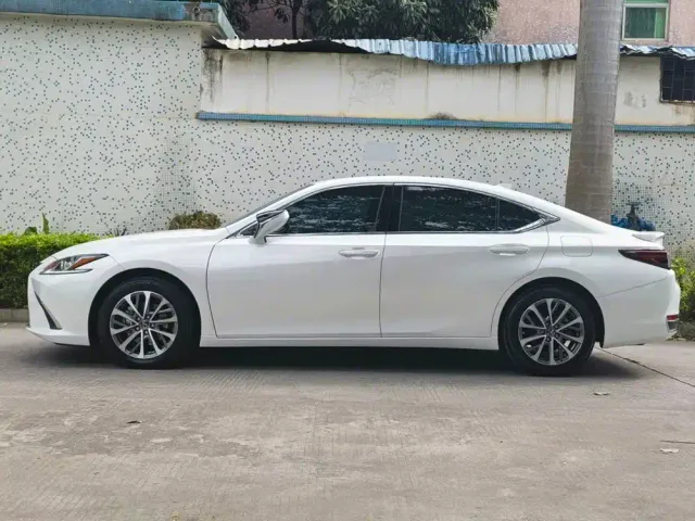 Lexus ES — Фото автомобиля 4