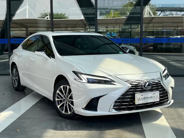 Lexus ES — Фото автомобиля 3