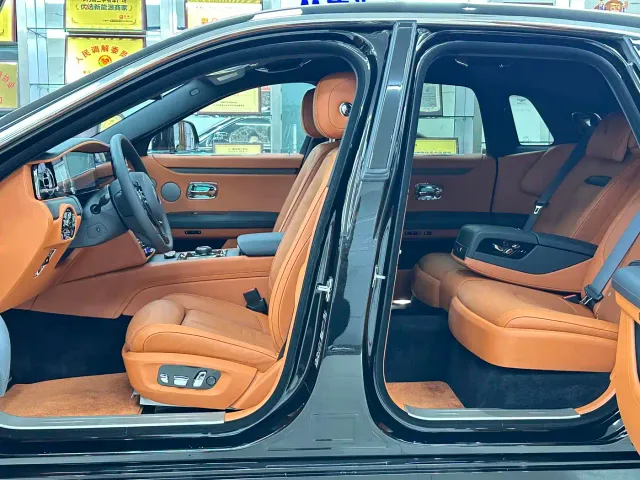 Rolls-Royce Ghost — Фото автомобиля 10