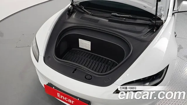 Tesla Model 3 — Фото автомобиля 9