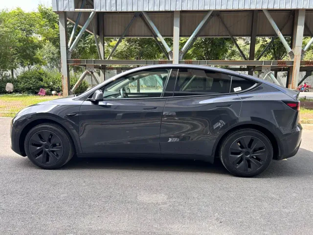 Tesla Model Y — Фото автомобиля 11