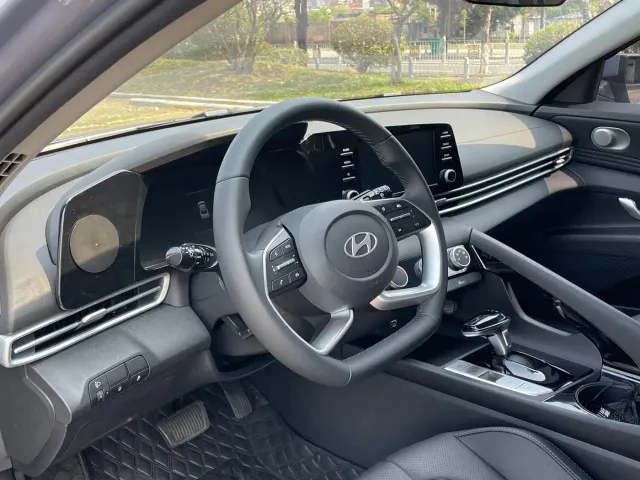 Hyundai Elantra — Фото автомобиля 15