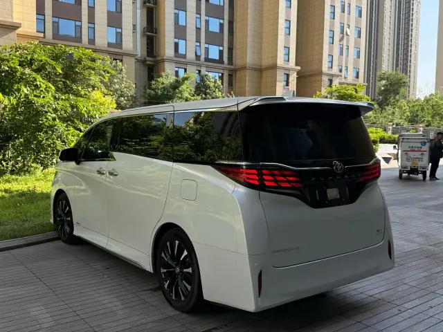 Toyota Alphard — Фото автомобиля 5