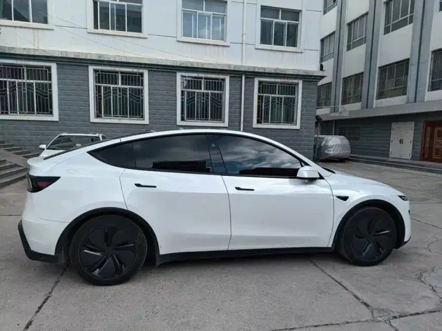 Tesla Model Y — Фото автомобиля 12