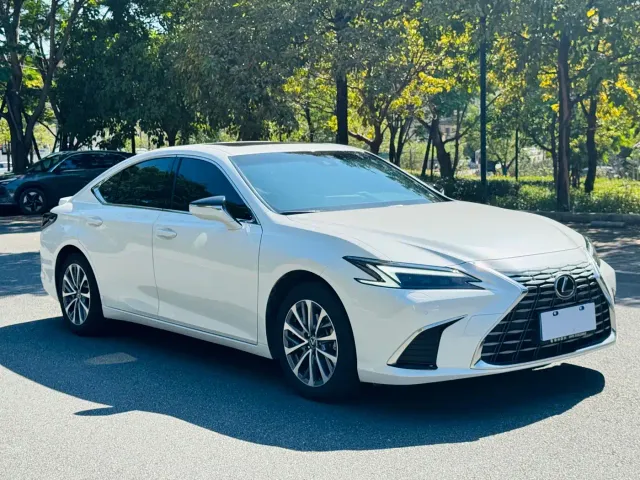 Фотография автомобиля — Lexus ES