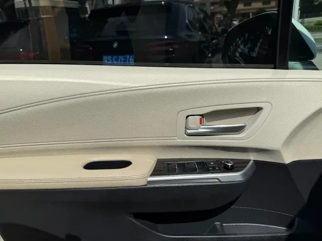 Toyota Sienna — Фото автомобиля 13