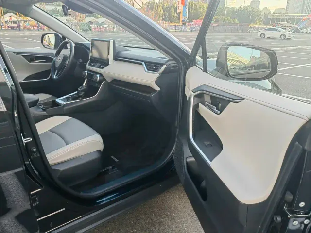 Toyota RAV4 — Фото автомобиля 11