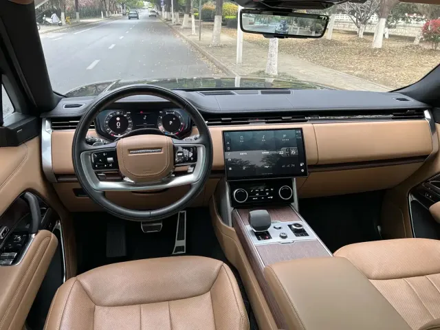 Land Rover Range Rover 2023 3.0 L6 360PS Golden Age Edition — Фото автомобиля 15