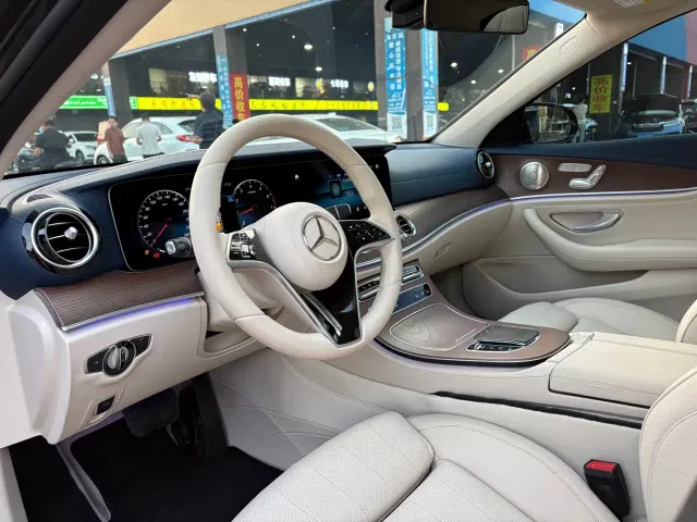 Mercedes-Benz E-Class — Фото автомобиля 4