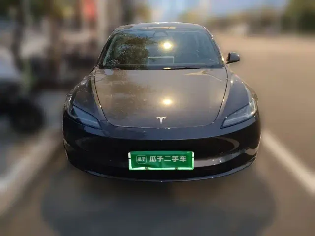 Tesla Model 3 — Фото автомобиля 2