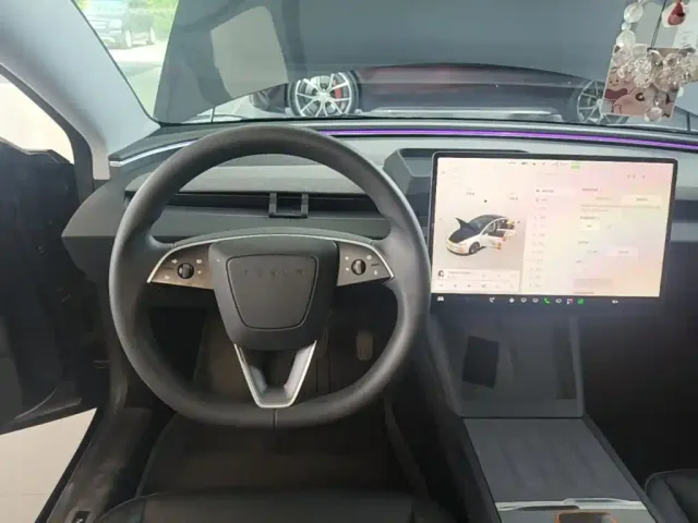 Tesla Model 3 — Фото автомобиля 10