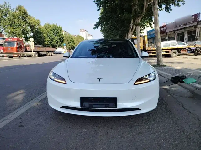 Tesla Model 3 — Фото автомобиля 2