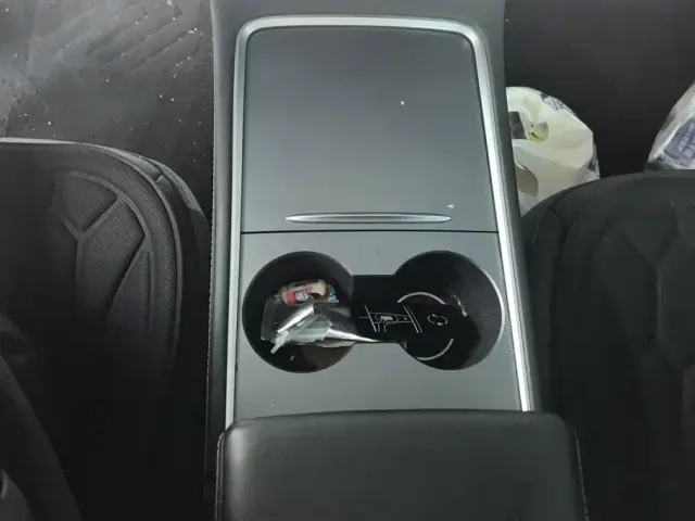 Tesla Model Y — Фото автомобиля 16