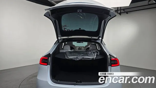 Tesla Model Y — Фото автомобиля 17