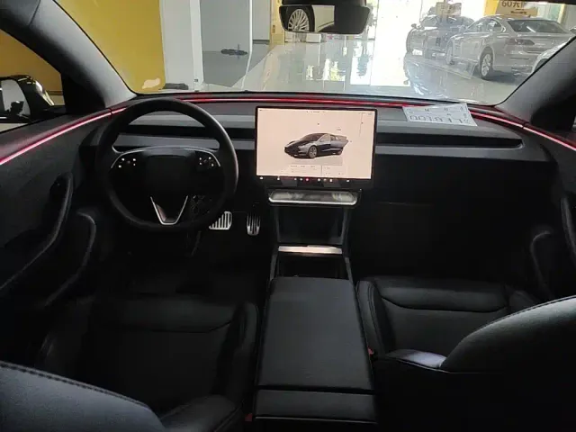Tesla Model 3 — Фото автомобиля 9