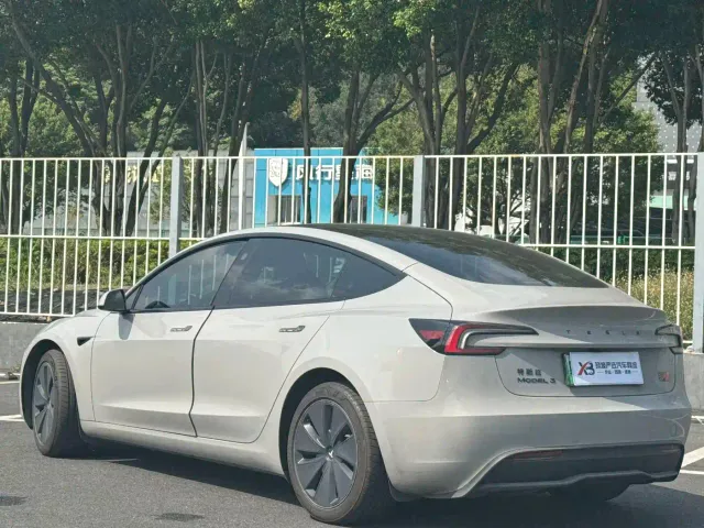 Tesla Model 3 — Фото автомобиля 5