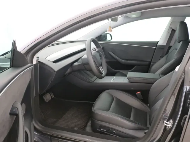 Tesla Model 3 — Фото автомобиля 6