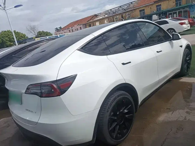 Tesla Model Y — Фото автомобиля 6