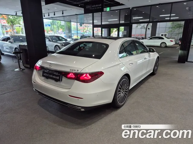 Mercedes-Benz E-Class — Фото автомобиля 2