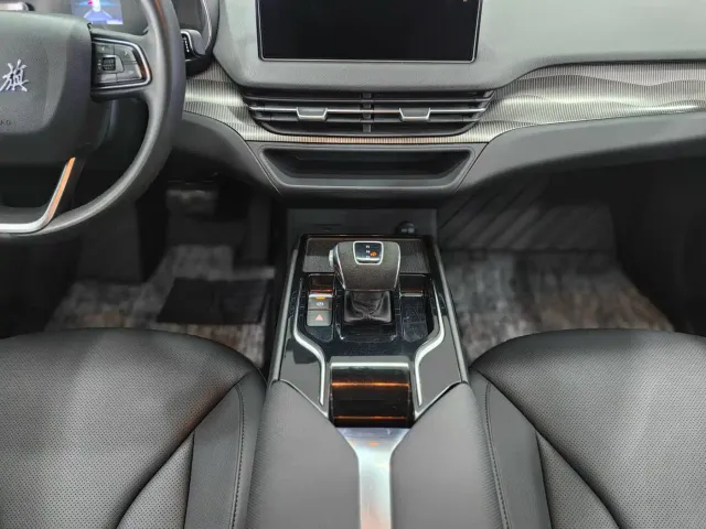 Hongqi E-QM5 — Фото автомобиля 7