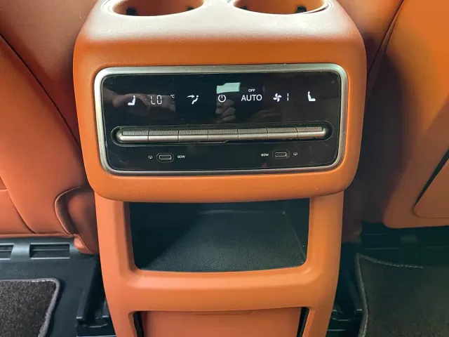 Li Auto L8 — Фото автомобиля 12