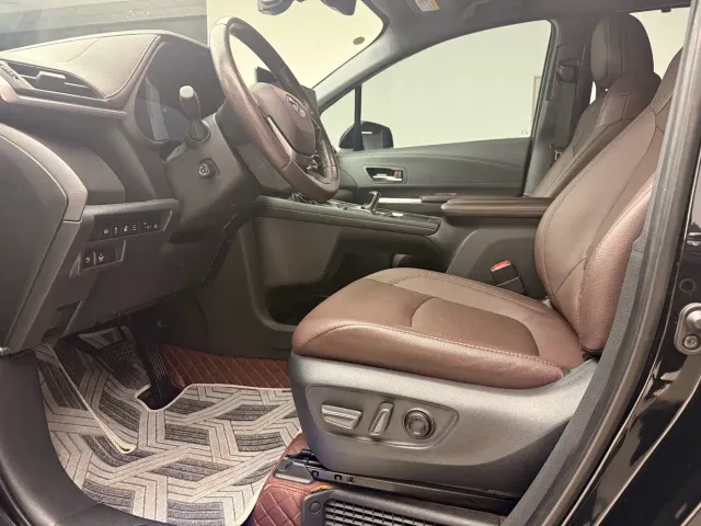 Toyota Sienna — Фото автомобиля 18