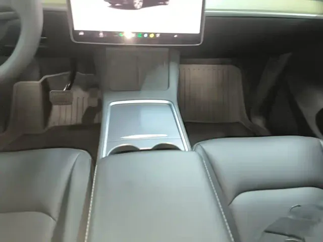 Tesla Model Y — Фото автомобиля 13