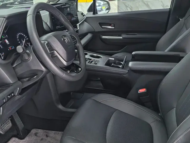 Toyota Sienna — Фото автомобиля 11