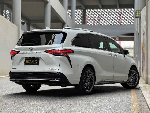 Toyota Sienna — Фото автомобиля 3