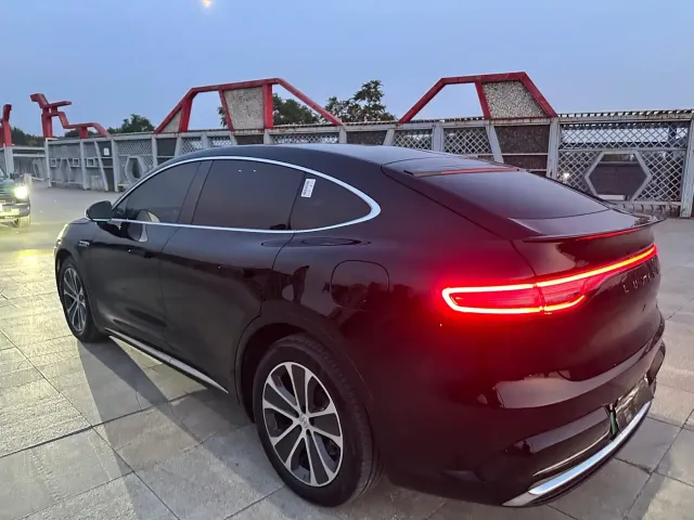 Zhijie Luxeed R7 — Фото автомобиля 7