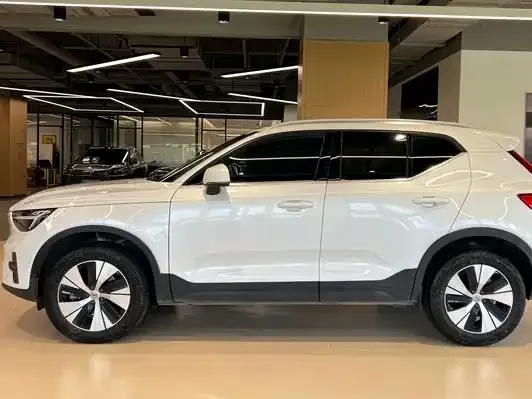 Volvo XC40 — Фото автомобиля 3