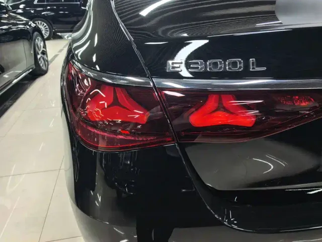 Mercedes-Benz E-Class — Фото автомобиля 4