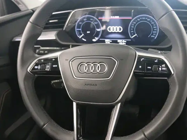 Audi e-tron — Фото автомобиля 5
