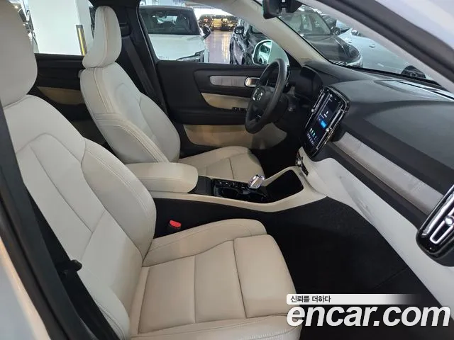 Volvo XC40 — Фото автомобиля 10