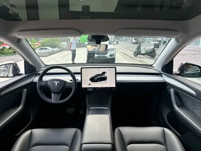 Tesla Model Y — Фото автомобиля 7
