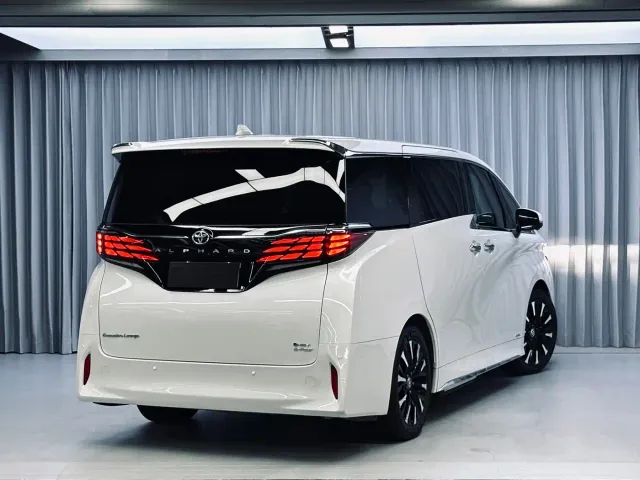 Toyota Alphard — Фото автомобиля 6