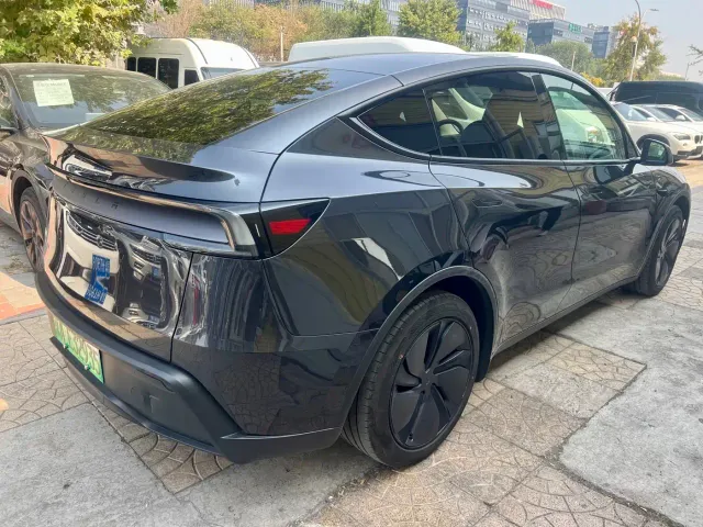 Tesla Model Y — Фото автомобиля 5