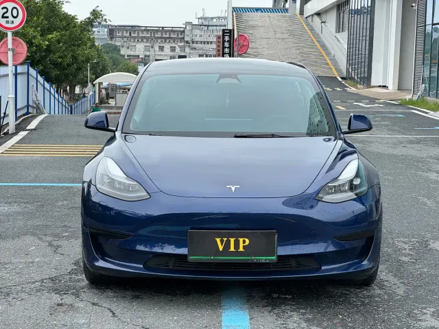 Tesla Model 3 — Фото автомобиля 2