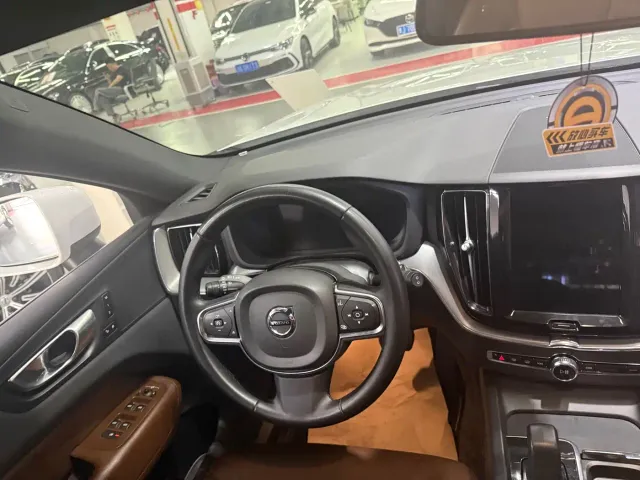 Volvo XC60 — Фото автомобиля 7