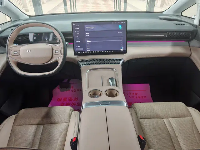 Xpeng X9 — Фото автомобиля 10