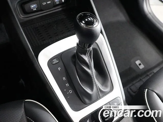 Hyundai Venue — Фото автомобиля 9